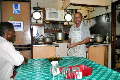 La salle à manger-cuisine, aujourd’hui, au menu, langue de zébu en sauce piquante préparée et servi par le sympathique cuistot à l’unique table