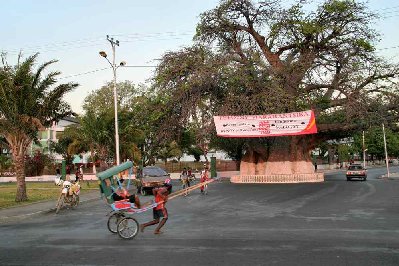 4L, perception, pousse-pousses comme en Indochine, encore des  restes du protectorat  français