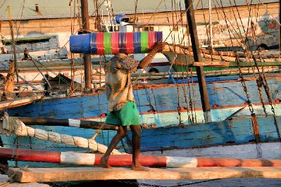 Chargement des boutres pour un petit commerce local, certains font du cabotage, d’autres sont utilisés pour décharger des gros bateaux qui ont trop de tirant d’eau pour entrer dans le port peu profond