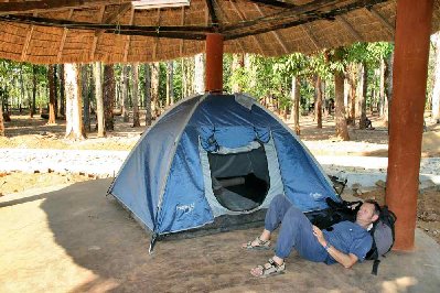 Pas l’idéal de camper sur du béton mais toujours mieux que sur les cailloux au soleil