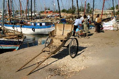 Vieux pousse-pousse pour le transport de marchandises