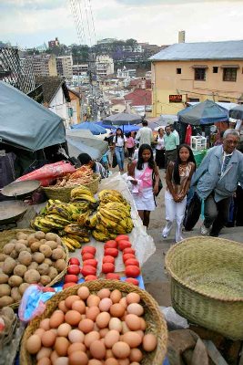 Marché le long des escaliers qui descendent au centre ville, le Zoma, un des plus grands marchés du monde a disparu en 1994, il bloquait la circulation du centre ville