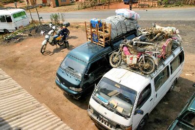 Arrêt au restau routier les fourgons japonais remplacent de plus en plus les tubes citroen, 203, 403, 404, 504  pijot, dommage que les marques françaises n’ai pas su s’adapter au marché africain, comme l’a fait Toyota avec les 4x4 et les vans, on se demande parfois comment réfléchissent les dirigeants des grands groupes