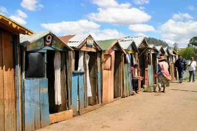 Boutiques de coiffeurs au bord du lac Anosy